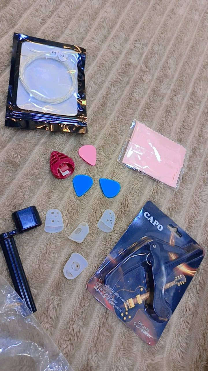 السلام عليكم 
🎸 فرصة لعشاق الموسيقى!

گيتار أكوستك بلون أزرق أنيق، مناسب للمبتدئين واللي يحبون يتعلمون العزف بسهولة. صوت واضح وتصميم جميل يخليك تستمتع بكل نغمة 🎶

يجي ويا مجموعة ملحقات كاملة:
✔️ كابو لتغيير النغمات بسهولة
✔️ ريش عزف بعدة ألوان
✔️ أوتار احتياط
✔️ أدوات ضبط الأوتار
✔️ إكسسوارات مساعدة للعزف

🎁 مناسب للتعلم أو كهدية مميزة لمحبي الموسيقى.

💰 السعر: 75,000 دينار فقط
🚚 التوصيل متوفر ومشمول بالسعر

📩 للحجز والاستفسار راسلنا على الخاص

#گيتار #موسيقى #تعلم_العزف #آلات_موسيقية #عروض


**إذا كنت صاحب هذا الإعلان وتريد حذفه لأي سبب، رجاءا أرسل رسالة إلى الدعم الفني**