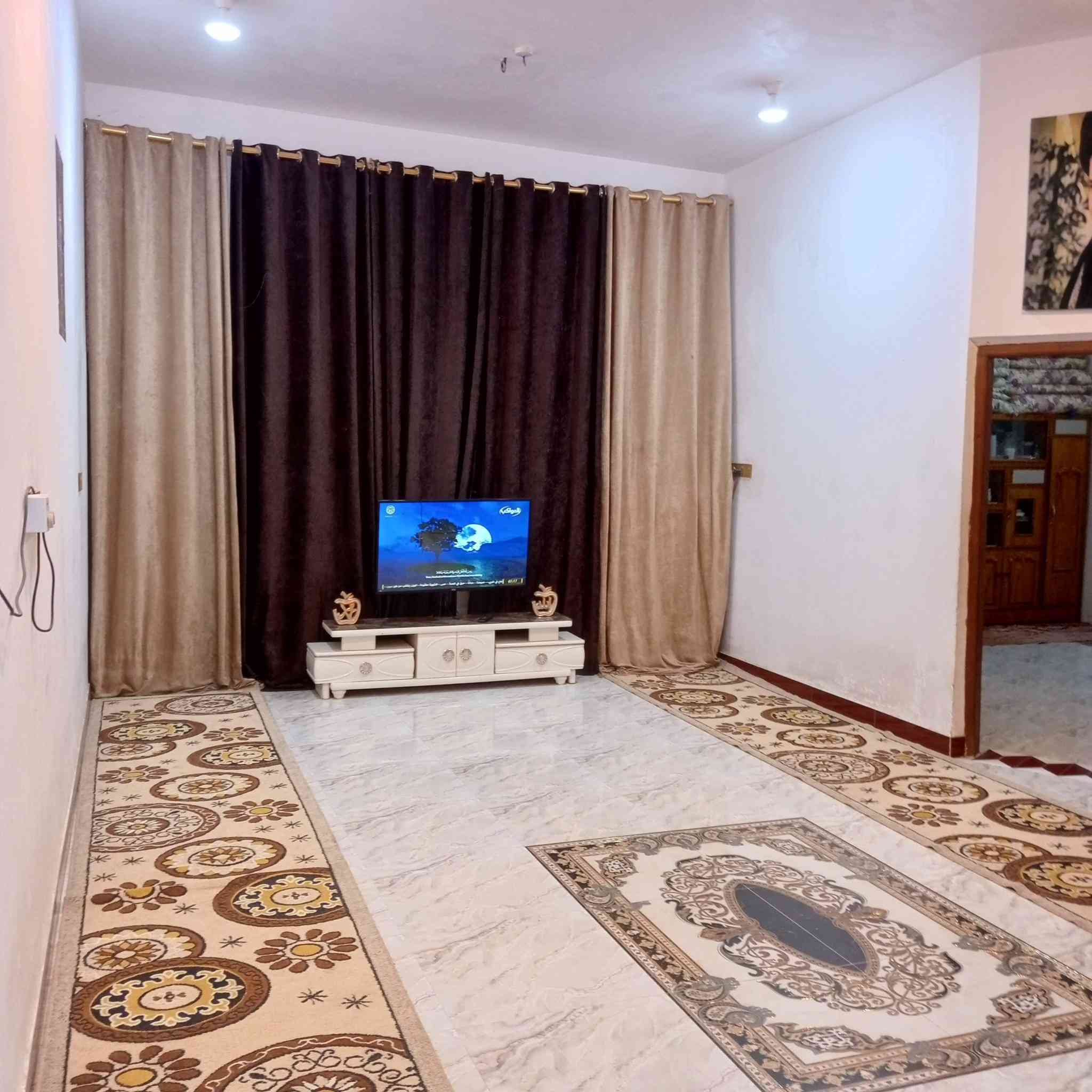 السلام عليكم بيت للبيع مكان حي شهداء على الروف غرفتين وصاله جبيره مكانه مرتبه وعلى
لشارع
مساحته ٢٨٠ متر بيه محل وحديقه لاستفسار ***********
