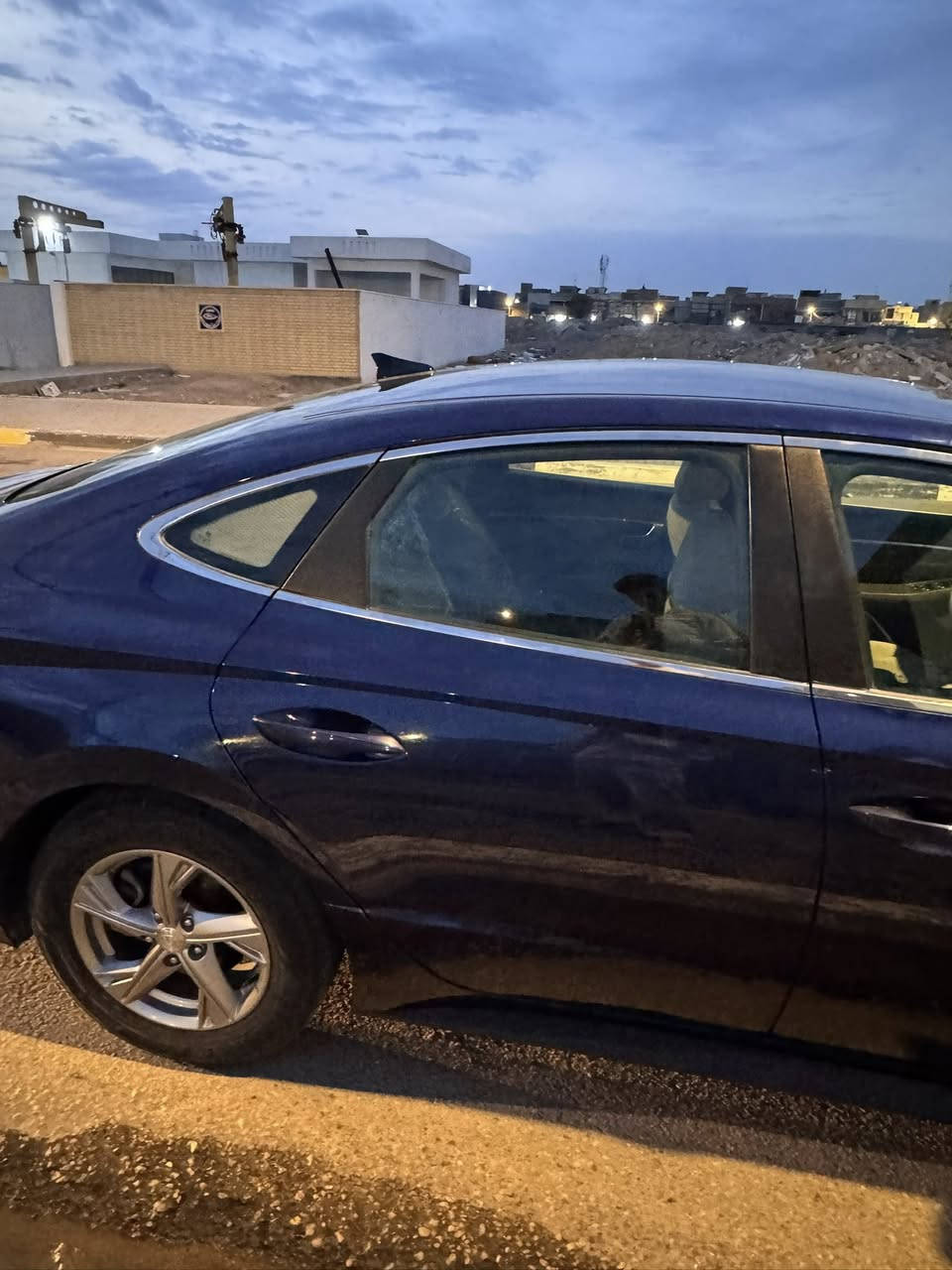 سلام عليكم سونتا للبيع موديل 2020 وارد امريكي محرك
2500  رقم بغداد مشروع وطني  بدون حادث سياره دعاميه فقط ورصعات خفيفه اثر حالوب بدون دواخل ولا ايرباك  ماشيه 90الف مكانه سياره بصره145 السعر
***********
