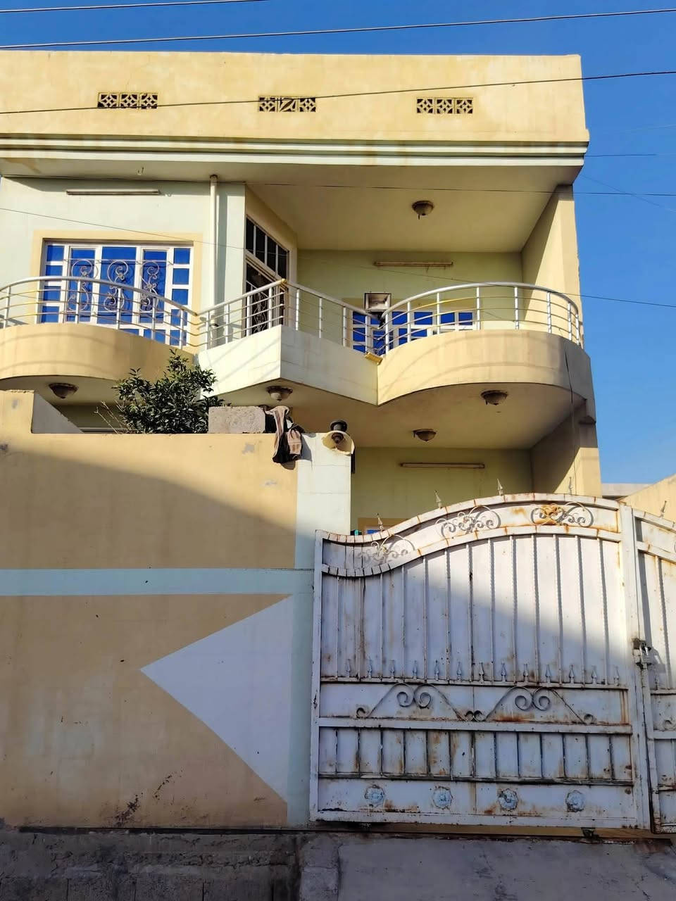 سلام عليكم

بيت طابو طابقين سيراميك 150 متر للبيع
طابق الأول ( استقبال - غرف نوم 2 - هول - مطبخ- صحيات)
طابق الثاني ( غرف نوم 2 - هول - حمام)

العنوان حي الطين قرب مدرسة شمس العراق نهاية السايدين قرب جامع طاهر 

السعر 95 مليون وبي مجال لشراي
للاستفسار الاتصال على الرقم ***********

