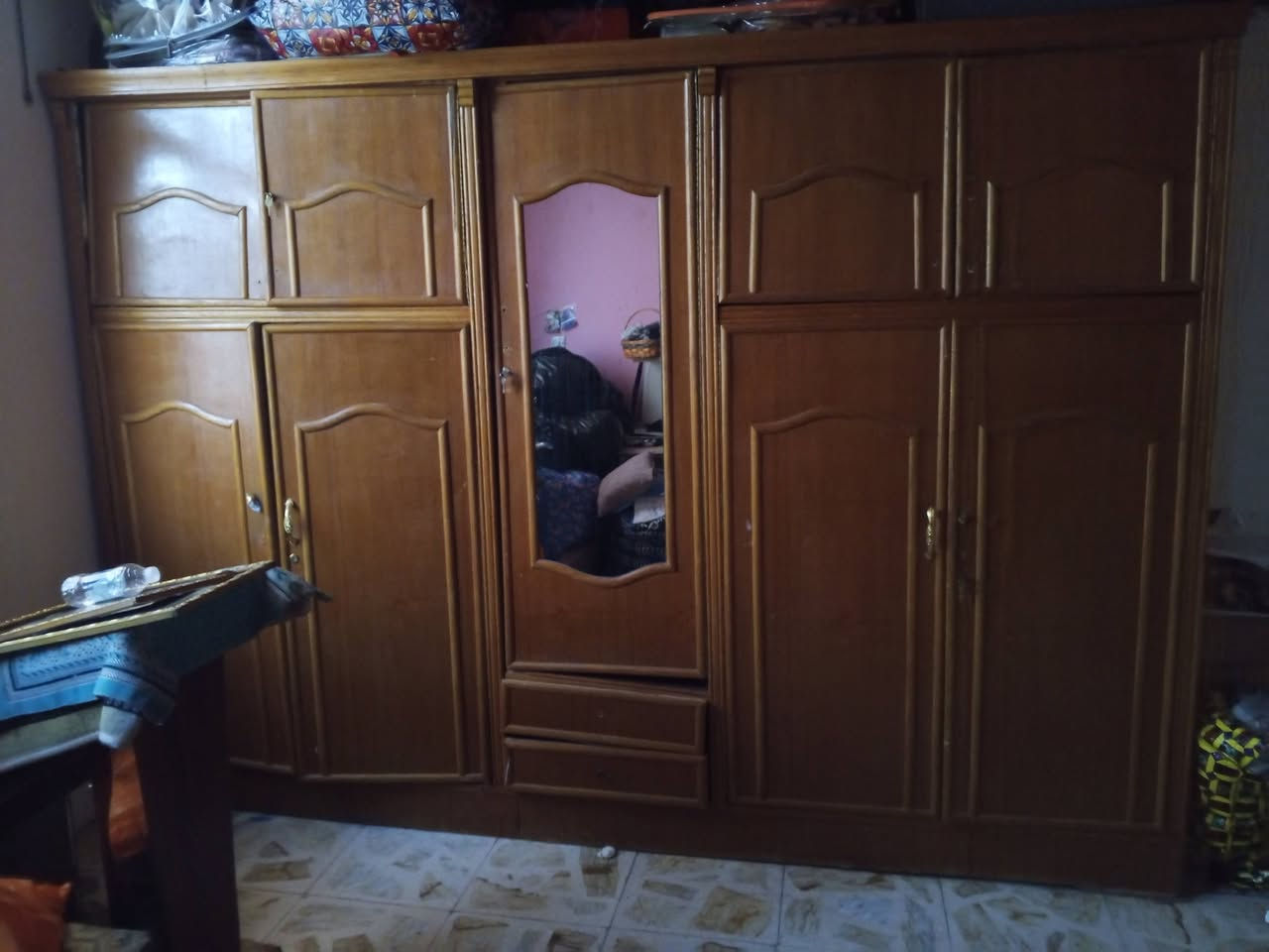 السلام عليكم 
كناتير للبيع الأول الجبير خشب عراقي الضرر الوحيد البي بعض يداته مكسورة سعره 120 الف .
الكنتور الاخر بلون الأوف وايت الضرر البي فطر بالجامة العلوي فقط سعره 75 الف .
وبيهن مجال أن شاءالله للاستفسار *********** 
مستعجل على بيعهن
