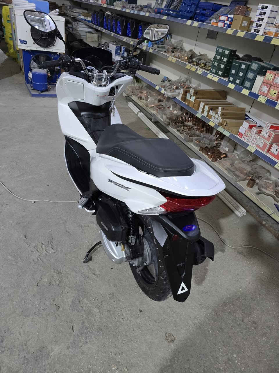 Pcx الجيل الثاني
الدراجة مكفولة كفالة عامة 
ماشية 17 الف بعدها اخت الزيرو 
المكان كربلاء 
الرقم ***********
