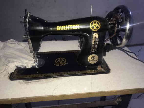 مكينة خياطة براذر اصلية شغالة على الفحص مكينة وماطور ودواسة وميز السعر ٦٥ الف المكان نجف حي ميسان ***********
