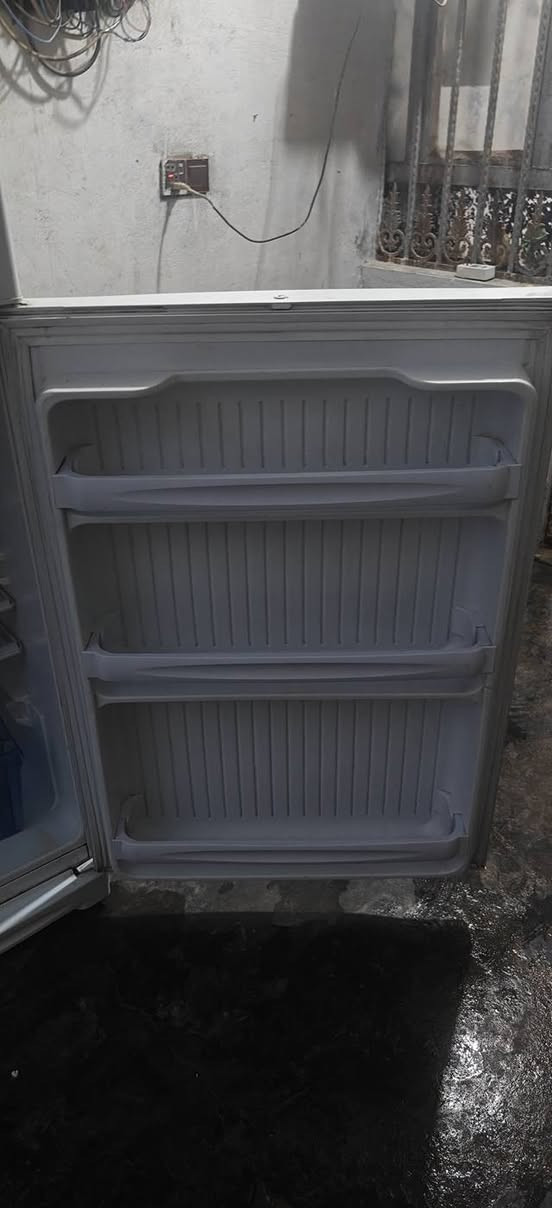 السلام عليكم للبيع ثلاجه نضيفه شغاله شرط التجميد حجمها جبير سعره 100 الف عنواني شارع المعمل يم نزلة ال فياض ***********
