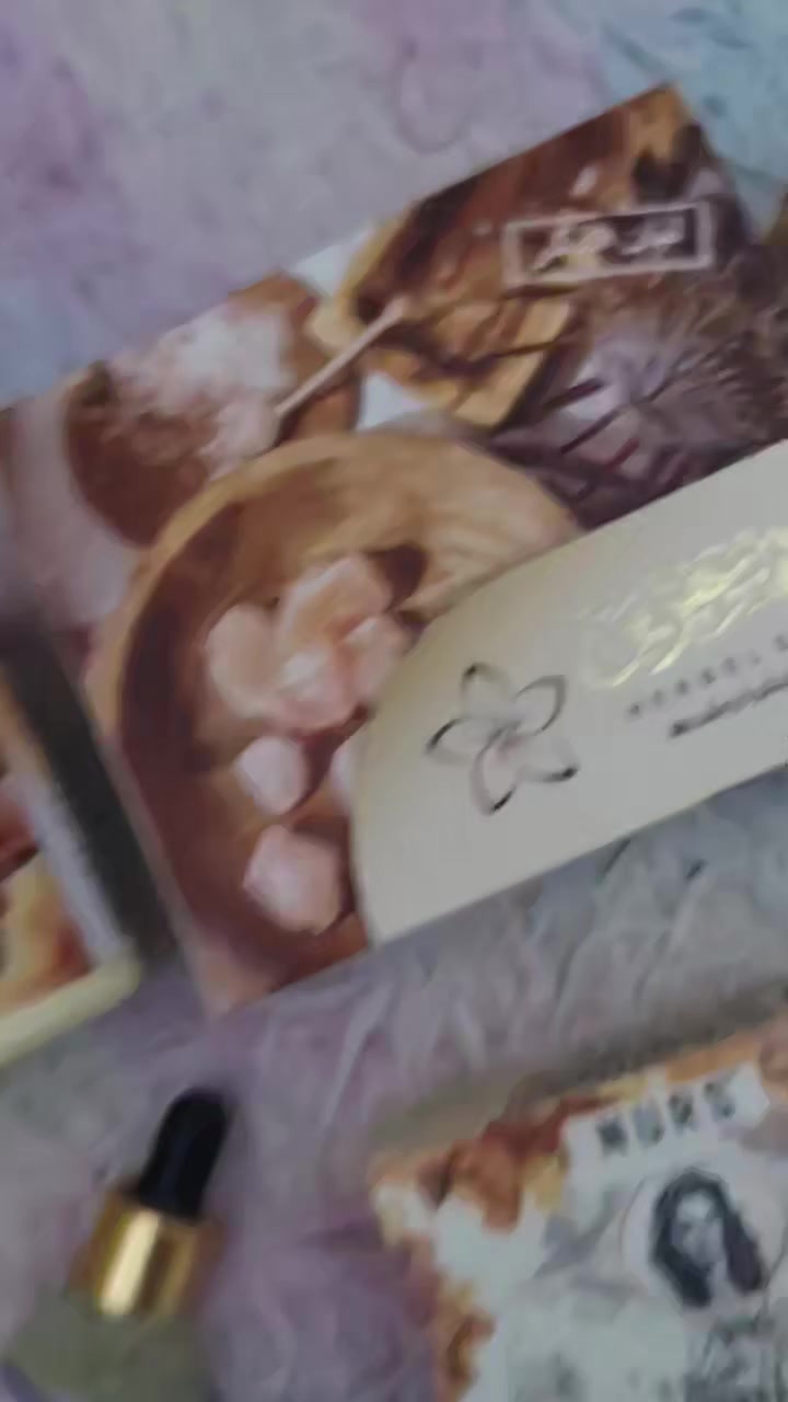 االيوم وفرتلكم احلا مجموعه طبيعيه🔥✌️🌺كمل الفيديوا للخير ✋🌼🌷
الهيه مجموعة العنايه بالبشره والشعر💮🌸
مجموعة لبان الذكر اي العلك المر  والكولاجين الطبيعي 💮
فوائد لبان الذكر للبشرة  ✌️🍃
    
  يُعد لبان الذكر من المكونات الطبيعية التي تحمل فوائد جمة للبشرة، فهو غني بالكولاجين والمواد الفعالة التي تساعد على تجديد خلايا الجلد وتحسين مظهره العام .  
    
  أبرز فوائد لبان الذكر للبشرة:  
    
  1. مكافحة علامات التقدم في السن:  
    يساعد لبان الذكر في تقليل ظهور الخطوط الدقيقة والتجاعيد وعلامات التمدد على البشرة .  
    يعمل على شد البشرة ومنحها مظهرًا أكثر شبابًا .  

  2. تجديد خلايا البشرة وتقشيرها:  
    يساهم في تقشير خلايا الجلد الميت، مما يكشف عن بشرة أكثر نقاءً وإشراقًا .  
    يعمل على تجديد خلايا البشرة بفعالية . 

  3. علاج مشاكل البشرة:  
    يعالج الاسمرار الناتج عن التعرض المباشر لأشعة الشمس .  
    يساهم في تبييض المناطق الحساسة وإزالة آثار الحبوب والبثور .  
    يساعد في علاج بعض مشاكل البشرة مثل حب الشباب والالتهابات الجلدية .  

    
  4. تحسين مظهر البشرة العام:  
    يمنح البشرة بياضًا ونقاءً .  
    يساعد في الحفاظ على رطوبة البشرة .   
    
  في الختام، يقدم لبان الذكر فوائد متعددة للبشرة، تشمل مكافحة الشيخوخة، وتجديد الخلايا، وعلاج البقع الداكنة، مما يجعله مكونًا طبيعيًا قيّمًا في روتين العناية بالبشرة.
مركز الزاملي للعنايه بالبشره والجسم والشعر 
العنوان حي العصري مقابيل روعة الطفوله شارع الزهراء مقابيل المسبح المركز الشباب ***********
