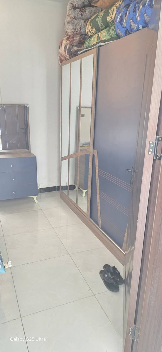 مزرعه للبيع مساحه 700 متر وجها 15 متر بيها غرفه وصاله ومطبخ وحمامات داخليه وخارجيه جاهزه تباع معا الثاث سند 25 مداور ع طريق الدغارة ديوانيه خلف مطعم 🍴 واثق بلمزارع  تبعد عن التبليط 100 متر ***********
