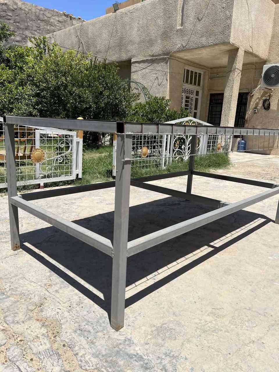 مكلف بنشر //        للبيع ميز حديد درجه أولى الطول مترين واعرض متر ونص جديد تكمه السعر ٨٠ وبي مجال رقم الهاتف ***********

