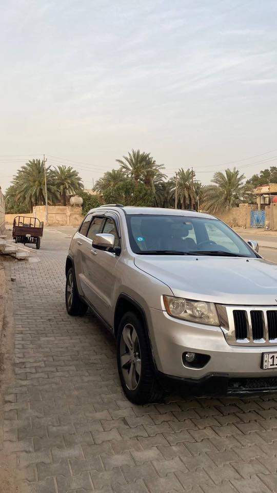 جيب لاريدو 2013 مصبوغه جماليه محرك 3600 سياره نظيفه حلوه حداديه تايرات تبريد كهربائيات كله جديد بلاد بيهه ضربه خفيفه جدا بالجاملغ الخلفي ايرباك سليم وارد امريكي السياره عليهه طلب 20 ورقه ع المشتري لان اني منزل من سعرها 
رقم بغداد انكليزي سنويه 30
ترهم مراوس  السعر97. 
***********
