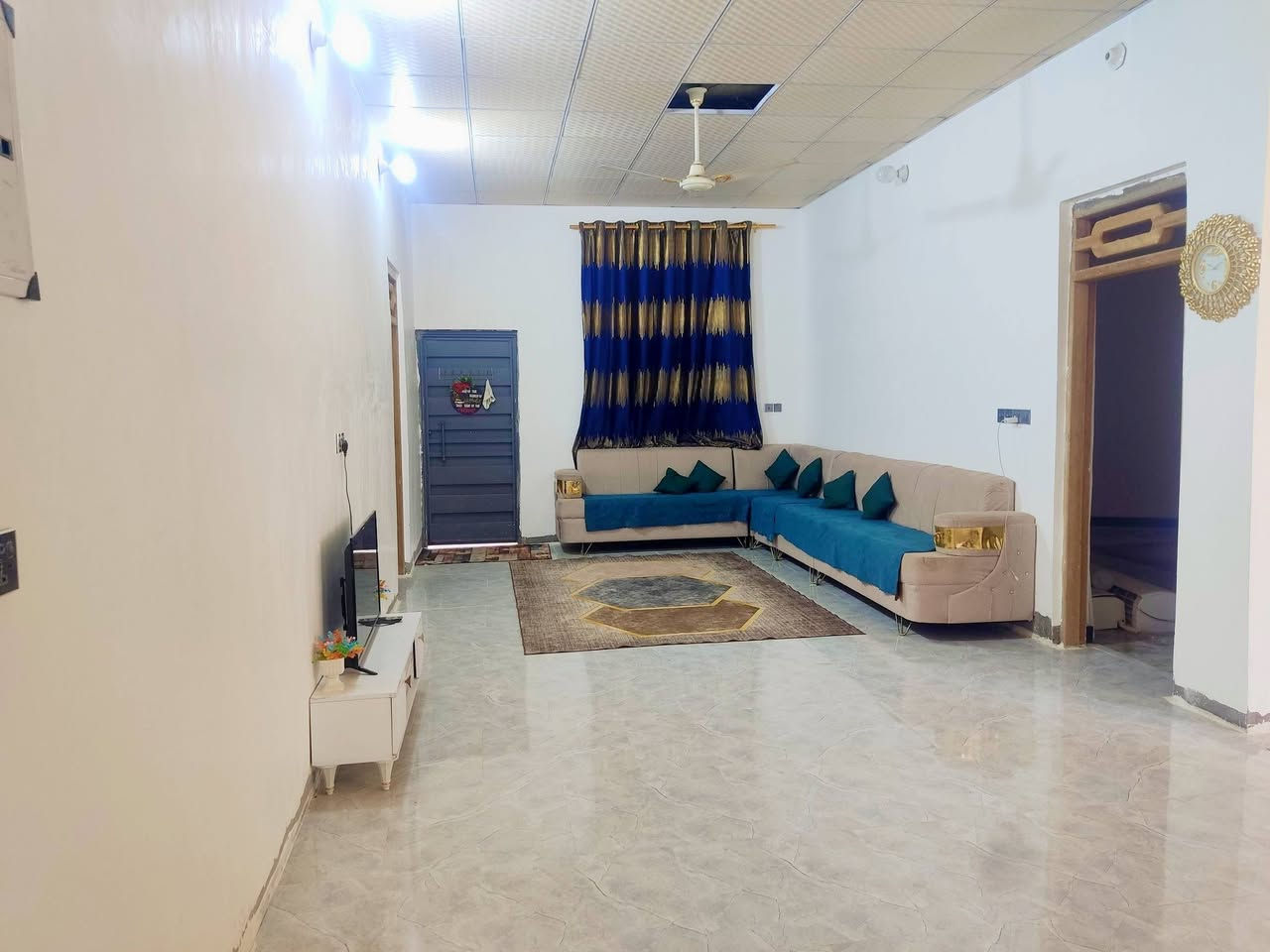 سلام عليكم
بيت زراعي 400م بناء جديد 
بلوك كهربائي وصب 
غرفتين كبار 
صاله 10*4
مطبخ 5*5
صحيات 2
دوانيه 18*4.5
طامه جبره وحديقه 
العنوان حي الصحفين كشمره 
قبل لا توصل السجن الاصلاحي بشارع الشيخ 
***********وساب
