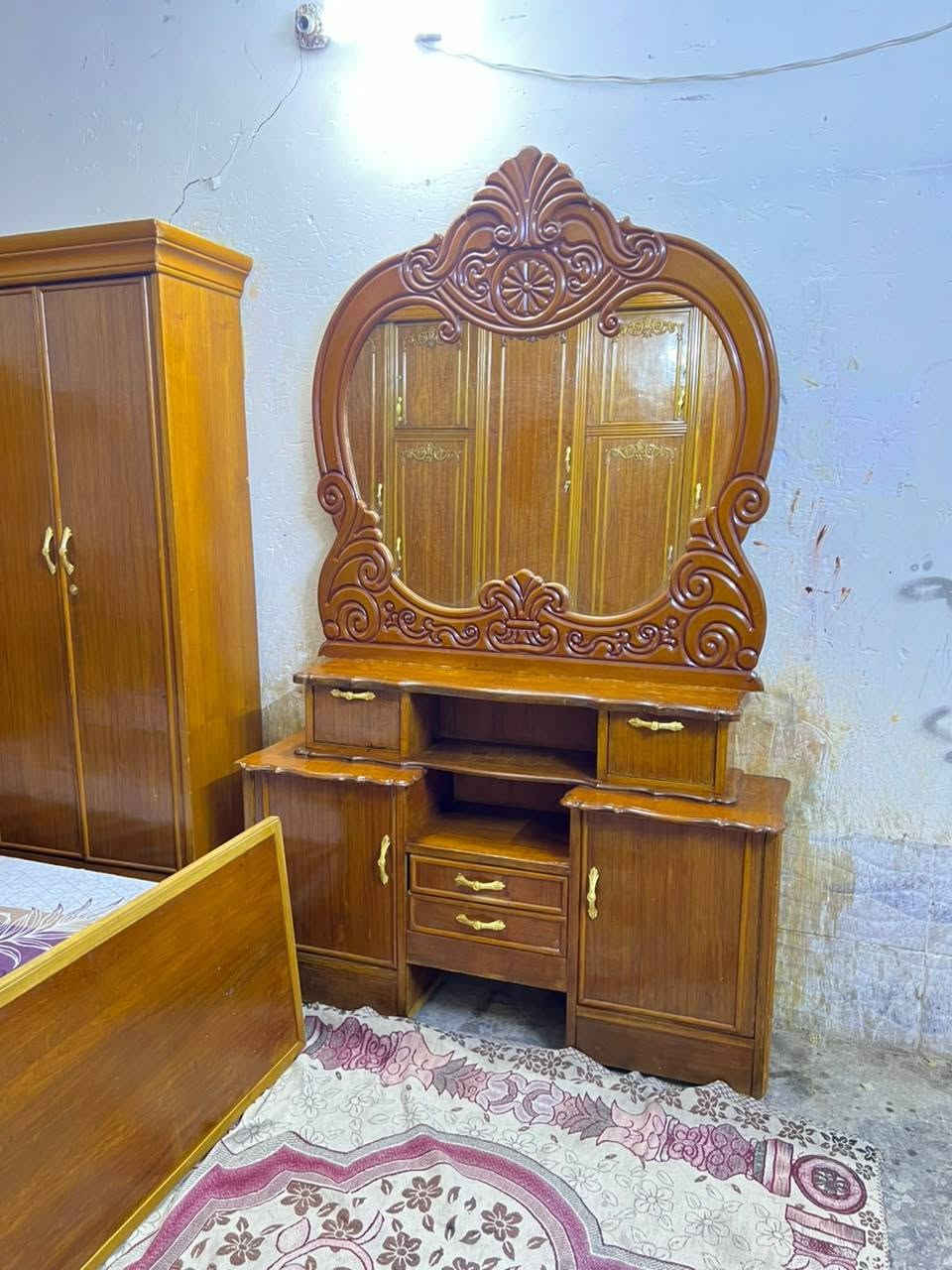 غرفه اخشاب مستعمله للبيع نضيفه 5ابواب ملحق الزاوية كنتوريه ضهر جرجوبه براغي موديل حديث السعر 600بغداد الاتصال ***********متواجد واتساب اكو توصيل بكروه

