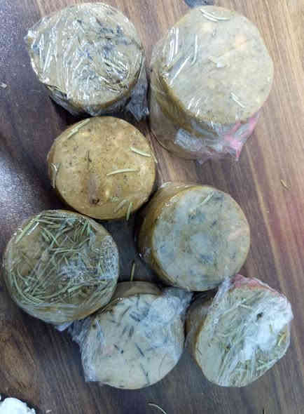 صابون مصنوع من مكوّنات طبيعية مختارة بعناية:

🌸 ورد مجفف فاخر

🍯 عسل طبيعي أصلي

🌿 مواد عشبية منقية ومهدّئة للبشرة

🧪 خالي تماماً من الكيمياويات والمواد الصناعية

✨ فوائد صابوننا الطبيعي:

✔ يرطّب البشرة بعمق ويحافظ على نعومتها

✔ ينطي ريحة طبيعية هادئة من الورد

✔ العسل يساهم بتغذية البشرة وإعطائها لمعة صحية

✔ الأعشاب تنظّف بلطف وتناسب البشرة الحساسة

✔ آمن للأطفال والكبار

💚 خلي البشرة تتنفس طبيعي… لأن الجمال يبدأ من الطبيعة!

📦 متوفر الآن بكميات محدودة

📩 للطلب والاستفسار مراسلة الصفحة 

رقم الهاتف  ***********
