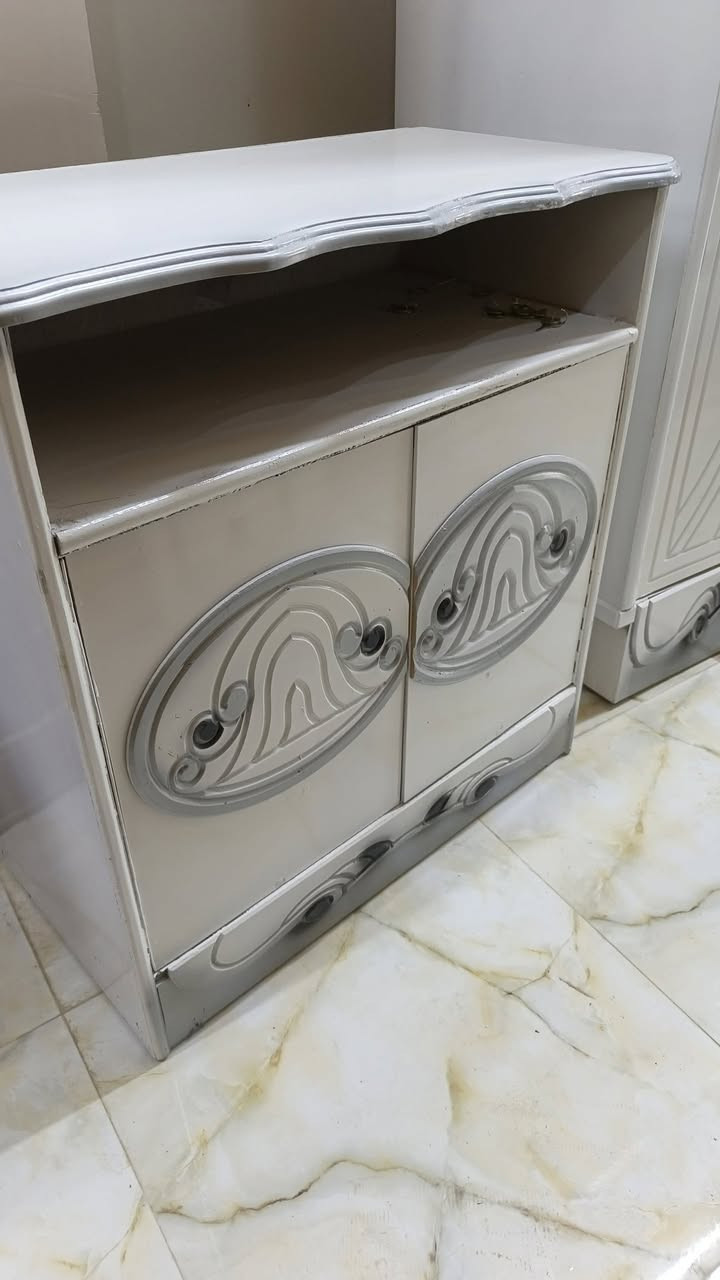 السلام عليكم غرفة ستة باب شغل بغداد جديد تتكون من 9 قطع اضافة مع التوصيل والشد واصل السعر مليون
 رقم الهاتف ***********
العنوان النجف الأشرف الحيدرية خان النص
