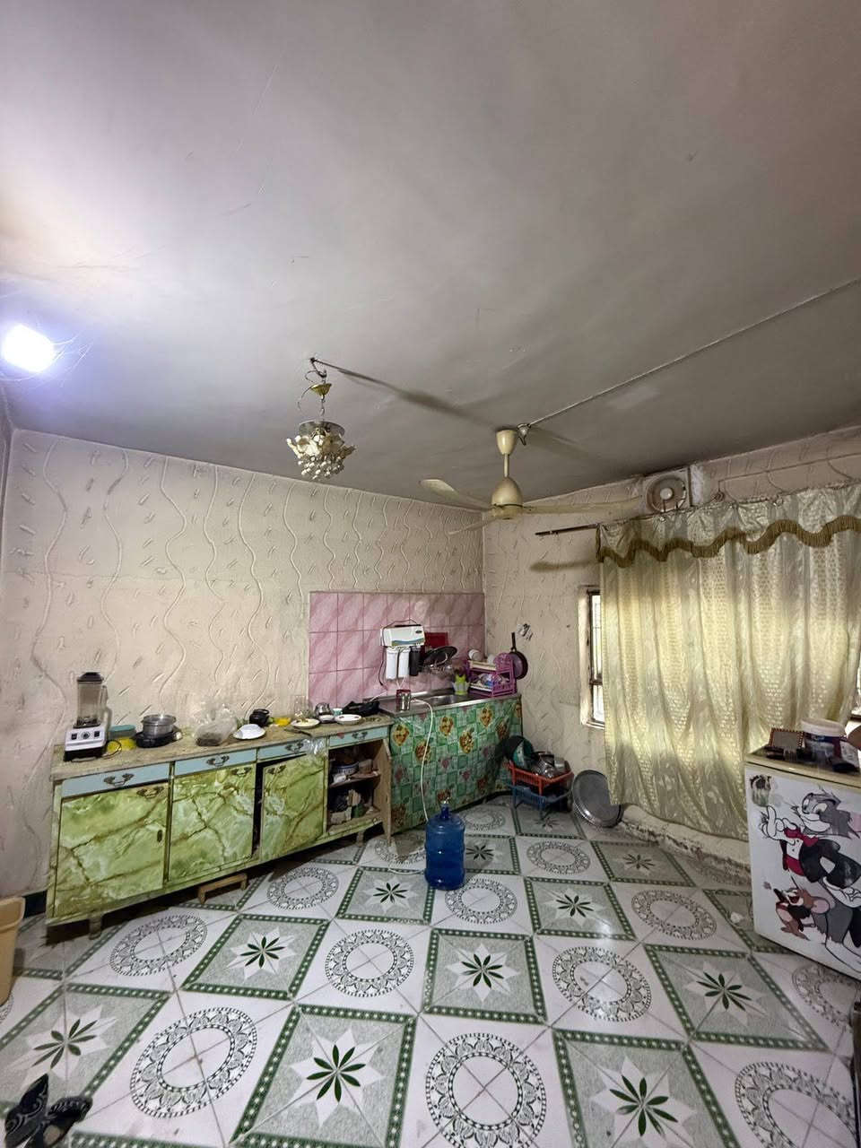 الدار للبيع المساحه ٤٠٠ م طابو صرف الموقع حي الحسين شارع ٣٠ م ثاني بيت عن الشارع العام يتكون من ثلاث غرف وصالة ومطبخ وحمام واستقبال وثلاث حدائق ومحل سوبر ماركت الشارع تبليط موقع تجاري السعر ٢٢٥ بي مجال بسيط مراجعة مكتب ابو ازهر الجرياوي للعقار الجمعيه مقابل اسواق حاتم غازي الاتصال على الارقام التاليه 
***********
***********
*********** بالتوفيق إنشاءالله
