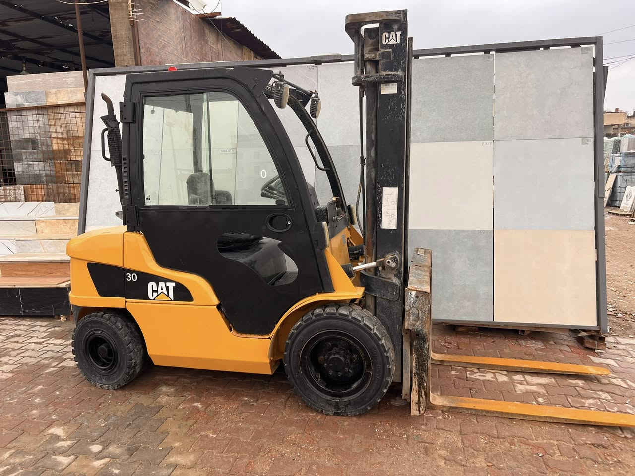 سلام عليكم رافعه شوكيه كتر 3 طن 4 حركات موديل 2011 اوراق ورقم منفيس كاتي دخول 2020 كفاله عامه كير محرك اكسل بشرط فقط العينه مو شغاله للاستفسار ع السعر هـ***********
