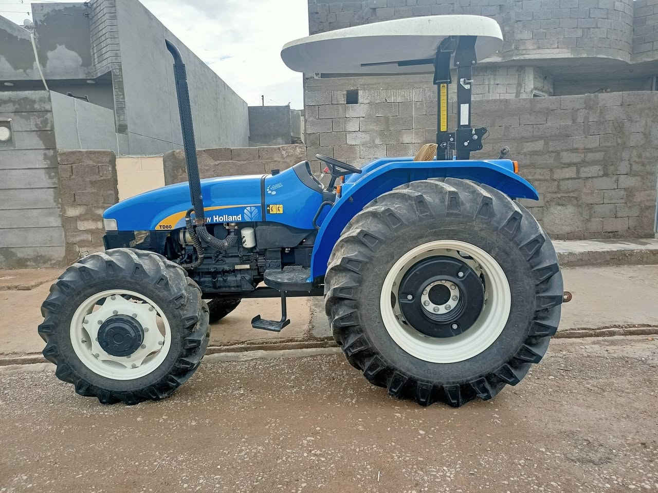 السلام عليكم نيوهولند للبيع موديل 2024 مكفول كفاله عامه مشتغل 150ساعه الاستفسار عل رقم ***********
