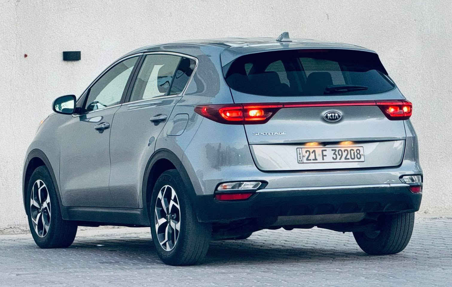 السلام عليكم
سعر 193 وبي مجال متواجد عل واتساب 
***********

 سبورتج 2021 رقم سليمانية  تحويل او وكالة مضمونة باسمي وارد امريكي صور الحادث مرفقة مع الصور بدون ايرباك كله سليم 

مواصفات : محرك 2400 / شاشة / رادار تعديل مسار / رادار اوتو بريك / كامرة دوارة / لايت LED / قطعتين تبريد / مانع انزلاق / مود درايف / تحكم ستيرن / كروس سرعة / شاشة اعطال / بلوتوث / اواكس /
