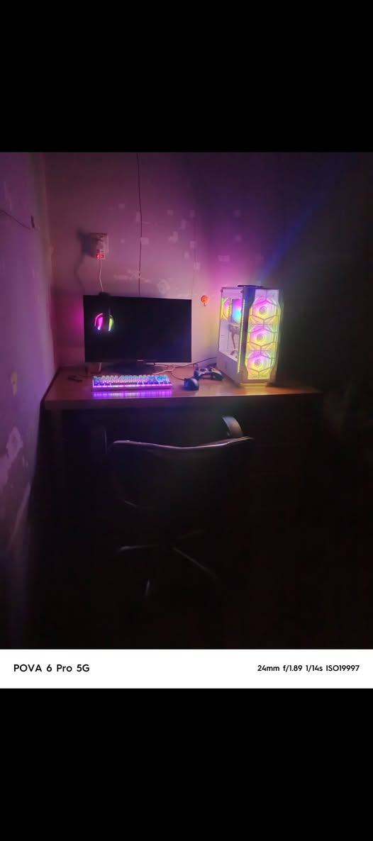 Herogear الكيس من شركت
اللوحة الأم (Motherboard): H510
​المعالج (CPU): Intel Core i5-10400F
​كرت الشاشة (GPU):  RX 580 8 
​الهارد (SSD): بسعة 510 جيجابايت
​الرام (RAM): 16 جيجابايت بسرعة 3200 ميجاهرتز
​التبريد: مبرد هوائي للمعالج
​المراوح: الكيس يحتوي على 4 مروحات (فانات)
​الشاشة: سامسونج (Samsung) بدقة 2K وتردد 60Hz ونوع اللوحة IPS
​بشكل عام، هذي التجميعة تعتبر اقتصادية ومناسبة للألعاب بدقة 1080p، بس الشاشة الـ 2K ممكن تكون قوية شوية على كرت الـ RX 580 بالألعاب الثقيلة   

االتواصل ***********

   السعر750 قابل للتفوض

الموقع العراق \بصره\ الصمعي
