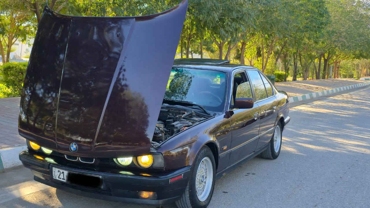 BMW مۆدێل ١٩٩١ مەکینە کەبس ٥۲٥ گێر ئۆتۆماتیک گێروومەکینەی بێ عەیب  و تەبرید ساردو گەرم لەسەر سویچ هەمووگیانی مەزبووە چوار تایەی تازەی لەژێرە پێشوو دوای  تەقەورەقەی نییە سەیارەکە پاک و جوانە و سبوغ کراوەتەوە لەسەر ساغی و بێ لێداراوی ڕەنگی سەیارەکە مێوژییە ( عەنەبی )  رەقەمی سلێمانییە تازەیەو تەحویل و غەرامە بەشەرت 
***********

