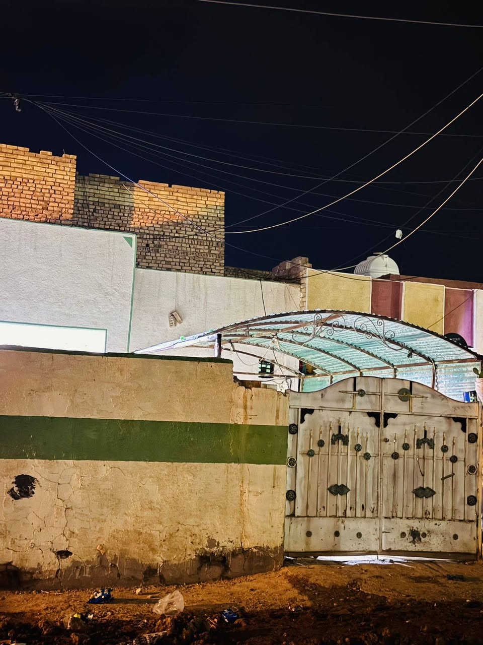 بيت للبيع منطقه العشر تالاف الأخير قرب المسائيه مساحه 300 متر بيت واسع استقبال 8×4 وهول و مطبخ يحتولي 3غرف نوم جوه والطابق الثاني 3غرف نوم السعر وباقي تفاصيل على هذه رقم ***********
