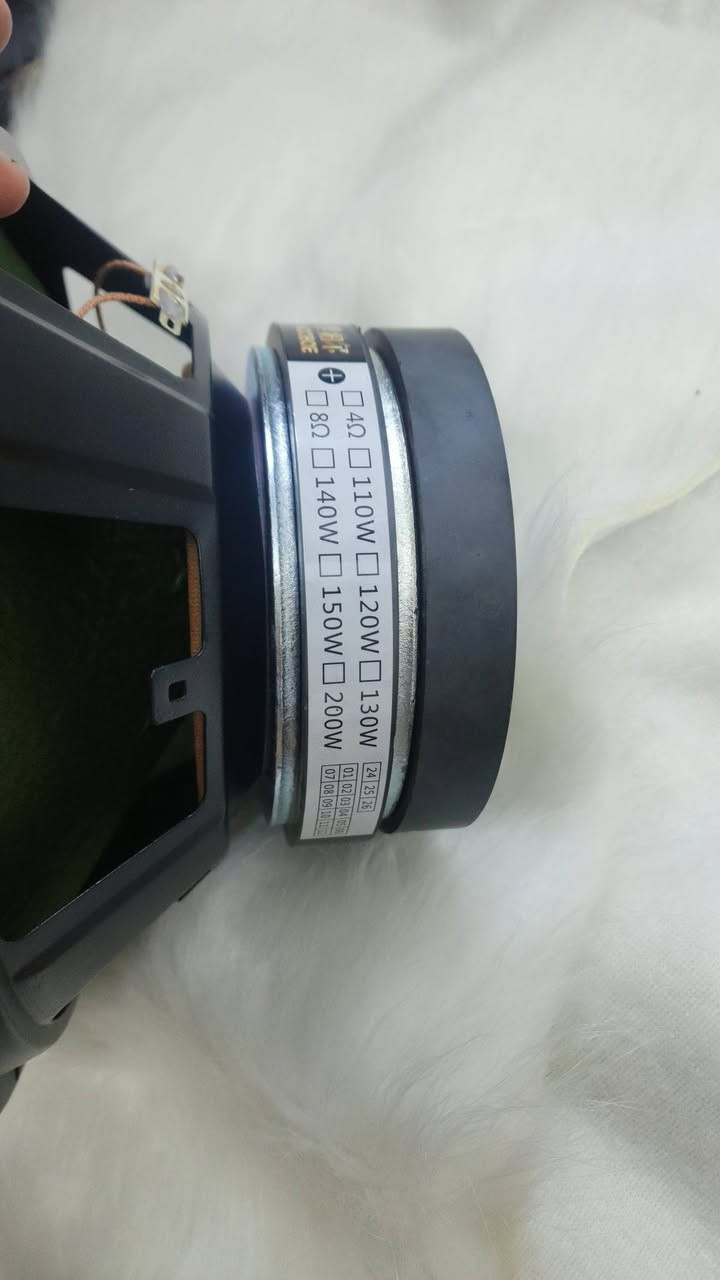 مضخم صوت بحجم 10 بوصة.
الوظيفة: مصمم لإنتاج صوت جهير (Bass) أو متوسط المدى (Mid-range) عالي الجودة داخل المركبة. 
المميزات: يوفر توازناً بين الحجم المناسب وتفاصيل صوتية قوية، وهو أكبر من أحجام 8 بوصة ويقارن بوضوح أحجام 12 بوصة. 
الطاقة: يمكن أن تتراوح قدرته من 250 واط إلى أكثر من 1200 واط اعتماداً على الموديل، مع مقاومة قياسية تبلغ 4 أوم. 
التركيب: يمكن تركيبه في أماكن السماعات الأصلية أو في صناديق مخصصة لتوفير تجربة صوتية غامرة.  السعر خاص


**إذا كنت صاحب هذا الإعلان وتريد حذفه لأي سبب، رجاءا أرسل رسالة إلى الدعم الفني**