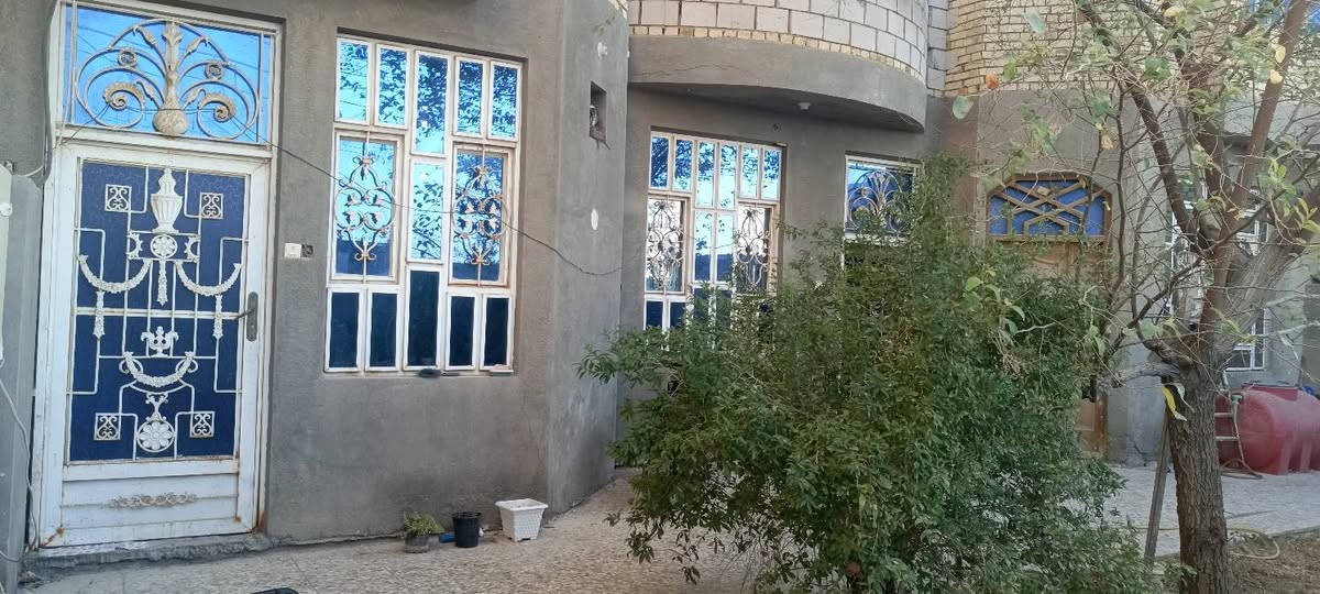 دار سكن المساحه 250متر طابو صرف طابقين حي المهندسين 
الطابق الاول.. غرفتين هول براني مطبخ صحيات داخليه وخارجيه+حديقه وكراج سياره 
الطابق الثاني... غرفتين هول وصحيات 

للاستفسار اكثر مراجعة مكتب دبي أو مراسله خاص 
*********** وتساب ✅

