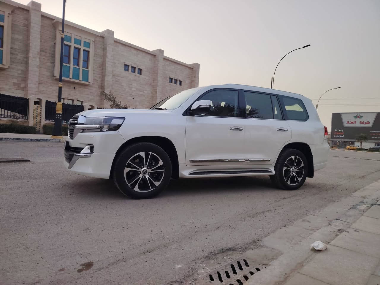 جكساره موديل ٢١
لون ابيض صدفي
مكفوله كفاله عامه
رقم بغداد بسمي تحويل ثاني يوم
ماشيه ٤٦ الف
مكان السياره كربلاء حي المعلمين 
محرك ٨ سلندر  ٥٧٠٠
بنوراما 
زراكات لايت
طفايه
ثلاجه
مقاعد كهربائيه
شاشات للمقاعد الخلفيه
للاستفسار ***********
مكلف بالنشر
