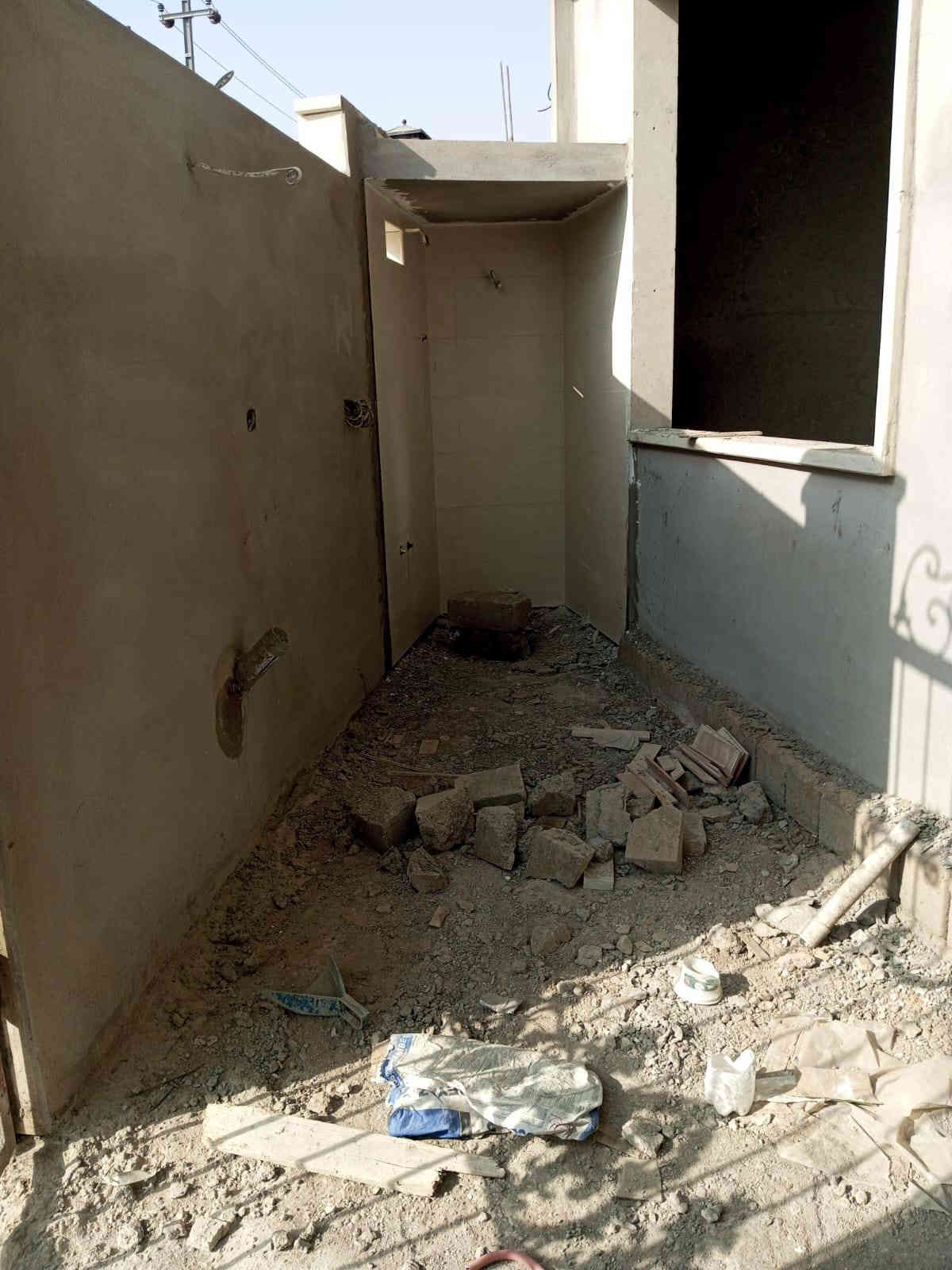 السلام عليكم  دار للبيع في حي الملايين الثانية تقطيع الملك المساحة الكلية [200] متر [105] بناء [95 متر ] حديقة وكراج الدار يتكون من ثلاث طوابق .
الطابق الاول : غرفة نوم وهول وستقبال ومطبخ وصحيات.
الطابق الثاني : ثلاث غرف نوم مع صحيات واحده منهم سويت.
الطابق الثالث : غرفة نوم وهول وسطح ناصي وعالي .
البيت مرحلة اولى كهربائيات وصحيات  مع سيراميك جدران كامل كوبنات حلان .
السعر المطلوب 130 مليون وقابل للتفاوض .
للاستفسار الأتصال على الأرقام التالية.
***********
