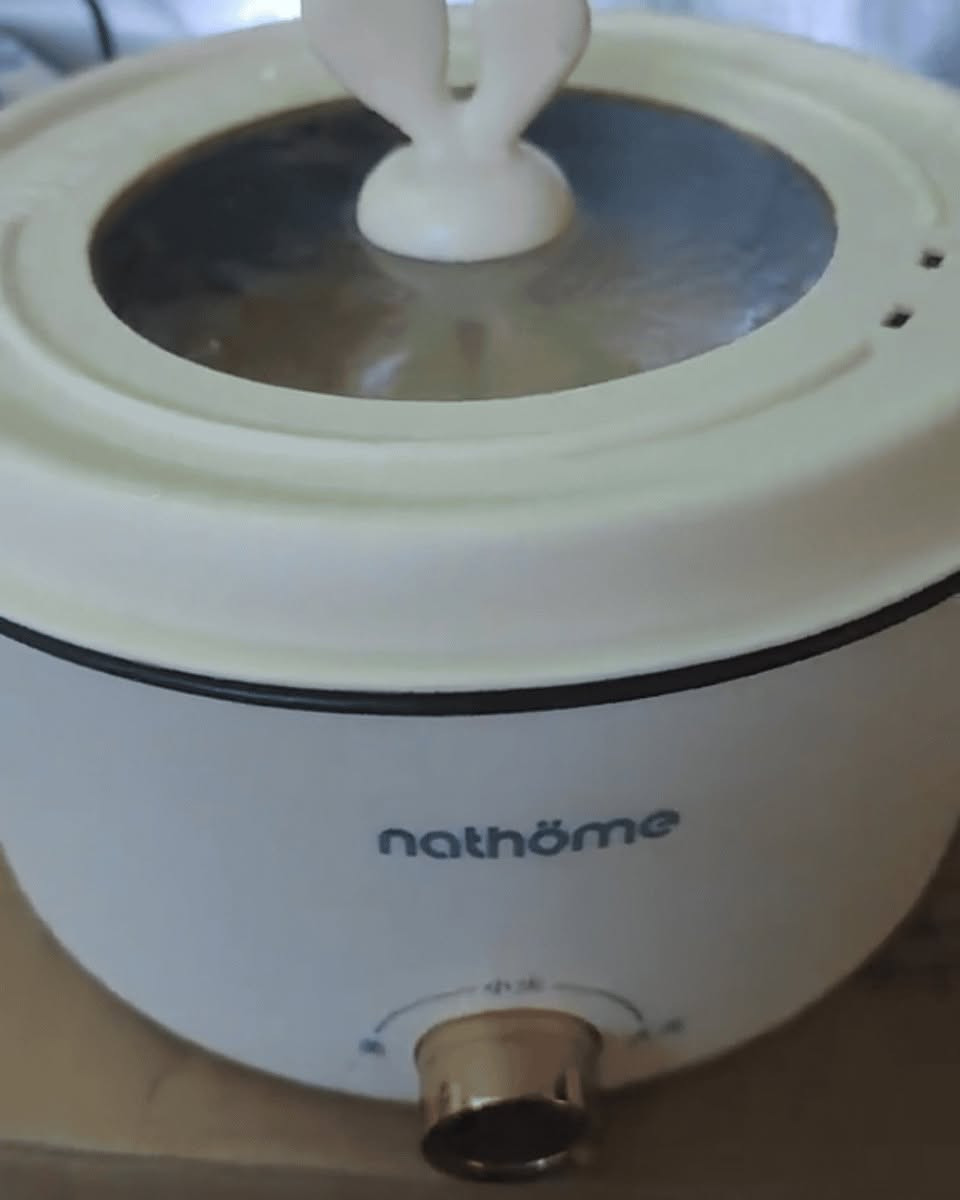 اطبخ وبخّر وجبتك بنفس الوقت ووفر نصف وقتك! 🍲✨ قدر الطبخ والتبخير الذكي بتصميم نورديك عصري وأنيق
باختصار.. ليش تحتاجه؟
⏱️ طبقتين معاً: اطبخ وجبتك تحت، وبخّر (خضار سمك، مانتو) فوق بنفس اللحظة
🧼 تنظيف بثواني: وعاء داخلي "تيفال" يمنع التصاق الأكل تماماً
🐰 شكل مميز: غطاء زجاجي بمقبض "أذني أرنب" يضيف لمسة كيوت لمطبخك
⚡ خيارات تناسبك: متوفر بقدرة 800 واط و 1350 واط

#بغداد #مطبخ #طبخ #جدر #غداء


**إذا كنت صاحب هذا الإعلان وتريد حذفه لأي سبب، رجاءا أرسل رسالة إلى الدعم الفني**