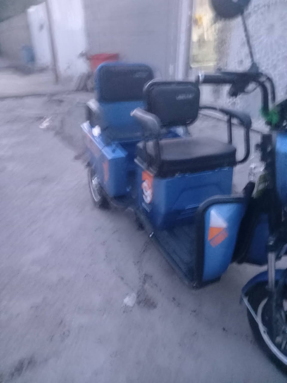 دراجه للبيع بيكم خمس بطاريات شحن السعر800 بيه مجال قليل الشراي تصل على الرقم ***********
