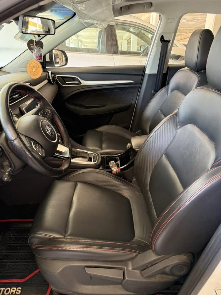 سياره للبيع @: MG ZS - 2020
المحرك: 4 سلندر، بسعة 1.5 لتر (اقتصادي جداً وقوي)
 المسافة المقطوعة (الماشية): 49,773 كم فقط
 الفئة: فول مواصفات (أعلى فئة)
المميزات والإضافات:
 سقف بانوراما بالكامل.
 مقاعد (كشنات) جلد فاخرة وبحالة ممتازة.
 شاشة عرض ذكية، كاميرا خلفية، وحساسات مساعدة للركن.
تحكم ستيرينغ بالكامل 
⚠️ حالة البودي (براءة ذمة):
السيارة تعرضت لضربة سابقة من جهة جنب السائق، وتم تصليحها وصبغها بشكل نظيف جداً.

ملاحظة هامة: الضربة خارجية فقط، والسيارة غير متأثرة نهائياً من الداخل (الدواخل سليمة تماماً، الشاصي سليمة تماما ) 
مكاني السليمانية
السعر قفلها10500$ وبيها مجال قليل 
الاتصال بالرقم ***********
