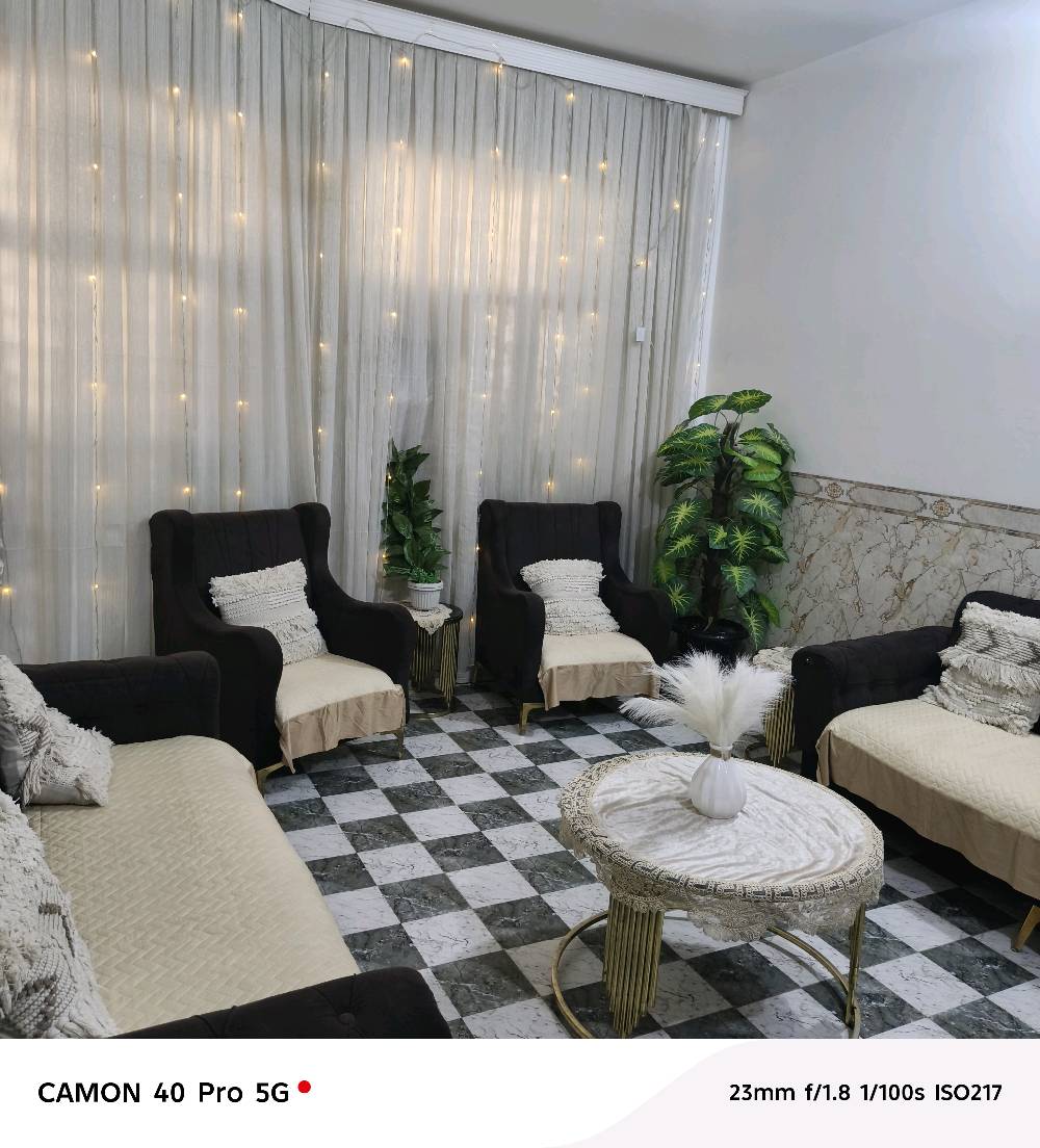 مشتمل مربع ركن طابق واحد منطقه الحسينيه مربع المخابرات قريب جدا من الشارع العام منطقة كامله خدمات مدراس ابتدائيه متوسطة واعدادية ولد وبنات تبليط مي كهرباء مجاري السعر 88 وبي مجال اتصال واستاب 