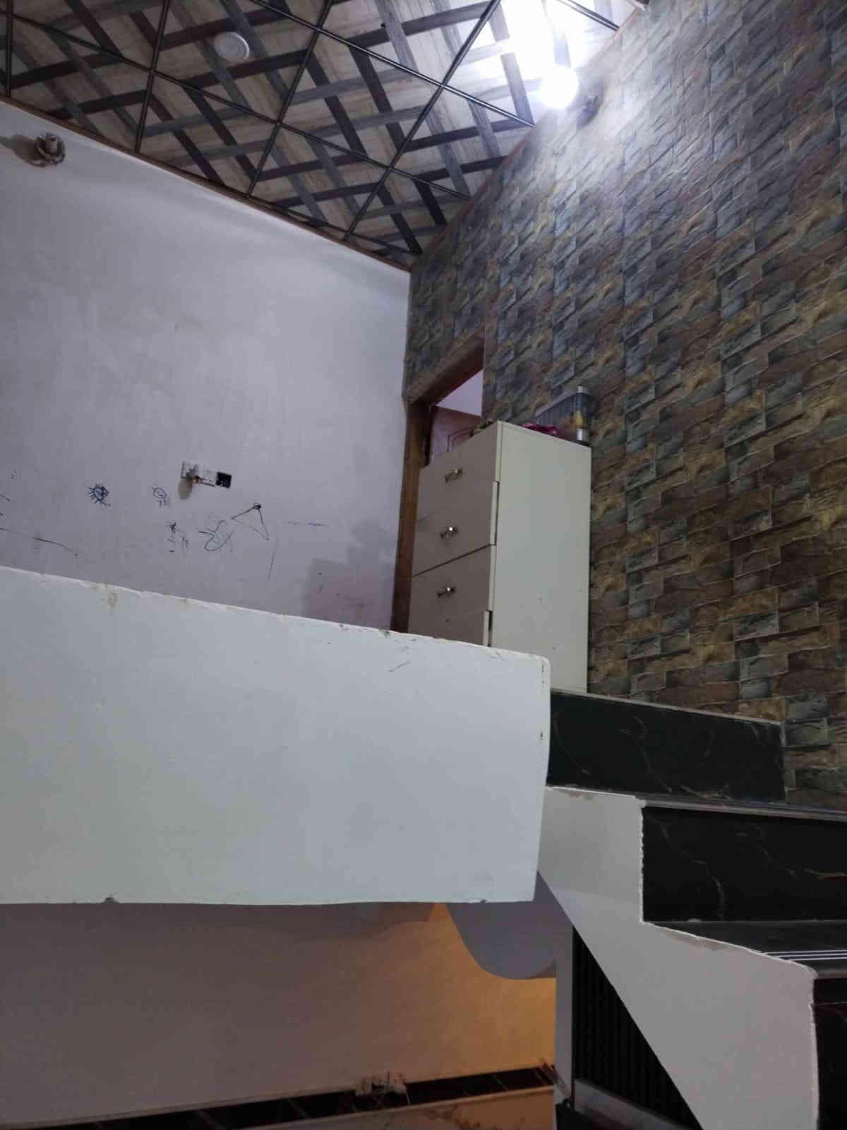 السلام عليكم بيت زراعي 50 متر عقد ١٧ في كربلاء شارع المدرسي شارع حسينيه ساقي عطاشى كربلاء بناء طابقين الاول صاله ومطبخ ومكشوفه وصحيات منفصله بناء بلوك صب كونكريت والطابق الثاني غرفه وصاله وصحيات مشتركه بناء ثرمستون الاساس والسقف كونكريت مسلح مع بيتونه والسطح مطبك فرشي  السعر ٣٧و نص مع مجال بسيط
مكتب العرداوي للوسائط العقاريه
هاتف/***********
