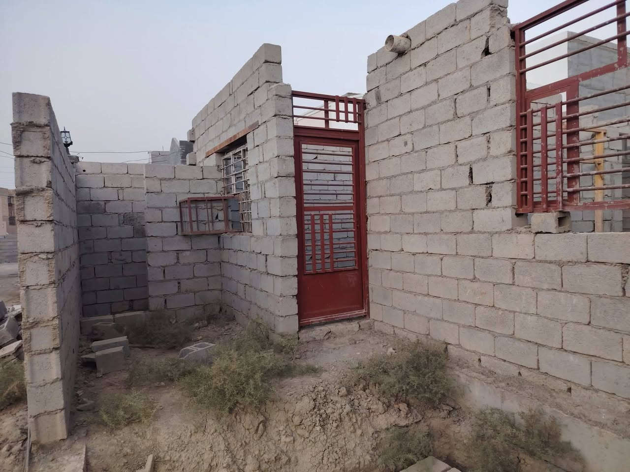 يالله سلام عليكم هيكل للبيع بغداد المدائن منطقه بانوراما قرب المدارس مساحه ١٩٠ متر يتكون الهيكل من غرفتين نوم وصاله واستقبال ومطبخ زراعي السعر ٣٥ وبي مجال للاستفسار الاتصال على الارقام *********** أو *********** وات ساب
