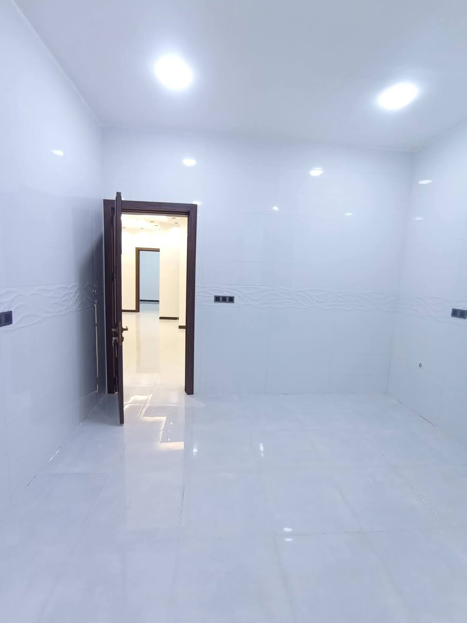 دار للبيع بناء حديث حله نادر الأولى حي الزيتون
المساحــــــة  180 متر طابو زراعي سند 25 

الــوآجـــهــة  9 متر

النــــــــــــزال 20متر 

     

طابقين اربع غرف نـــــــوم وصاله وكليدور ومطبخ حار وبارد ومجمع صحيات داخلي وخارجي  وكراج سياره 

تبليط مجاري كافة الخدمات عرض الشارع 10متر 

لـــلاســــتـــفـــســـار ***********
***********
مراجعة مكتب سومر للعقار نادر الاولى على الشارع الخدمي قرب حسينيه حنتوش
