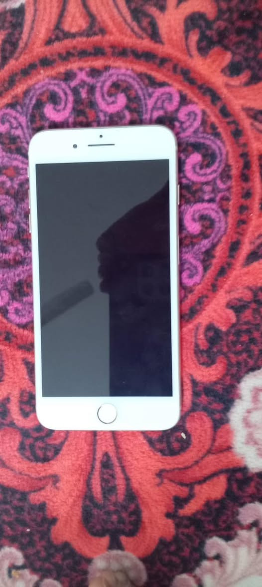 ايفون ٨ بلص بلادي ما امبدل بي بس بطاريه ميه ذاكره اربعه وستين مابي ولا جلخ اريد بيع او امراوس الضهر بلادي*********** وتساب
