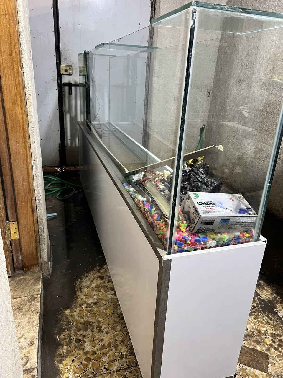 حوض اسماك ديكور مطعم للبيع
القياسات ٢٢٥*٦٠*٣٠
هو وكل الاجهزة والالعاب والحجر وياه 
السعر ٣٥٠ الف 
العنوان البصرة مركز 
***********
