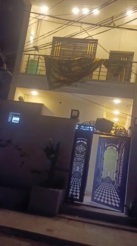 دار للبيع 📢حي المكرمه منطقه 72 قرب حلويات السلطاني طابو صرف المساحه 105متر طابقين الطابق🏠 الاول ستقبال وصاله وحمامات سويت 2 وصحيات 2 ومطبخ حار وبارد شغل جناي درجة اولى وغرفه الطابق الثاني صاله وغرفتين وحمامات سويت 2 وصحيات 2 ✅ السعر 130 مع المجال 
للاستفسار *********** واتساب

