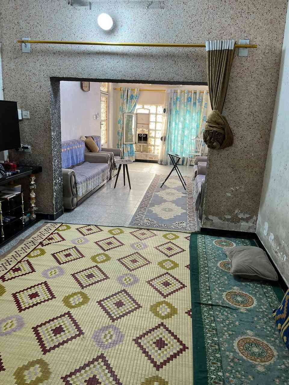 السلام عليكم بيت للبيع المساحه ١٥٠ متر العنوان بغداد جكوك الاساتذه قرب المدرسه الاهليه البيت طابو صرف  باسمي سعر البيت (٣٠٠)مليون وبي مجال  اخوان فده اروحلكم لي مايعرف بااسعار المنطقه لحد يعلق البيت حاسبه كاع اي استفسار الرقم ***********
