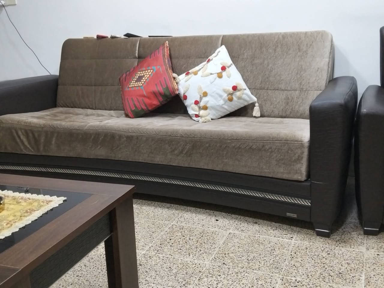 تخم ماركه استقبال مع ميز وسطي سعر700الف ومعامله
ميز تيفي زجاج سعر100الف


**إذا كنت صاحب هذا الإعلان وتريد حذفه لأي سبب، رجاءا أرسل رسالة إلى الدعم الفني**