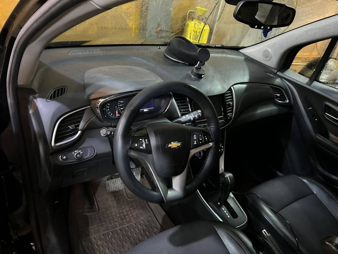 سلام عليكم شوفرليت تراكس للبيع موديل 2022 فول مواصفات شاشه جبيره ماعدا سلايت Lt رقم سليمانيه سنويه لحد 2030 سياره مال بيت مامتعوبه ماشيه 26 ميل فقط حادثها موجوده بالصوره بدون داخل وارباك سعر 127 بيها مجال للشراي هاي رقم صاحبه 
*********** كركوك, العراق
