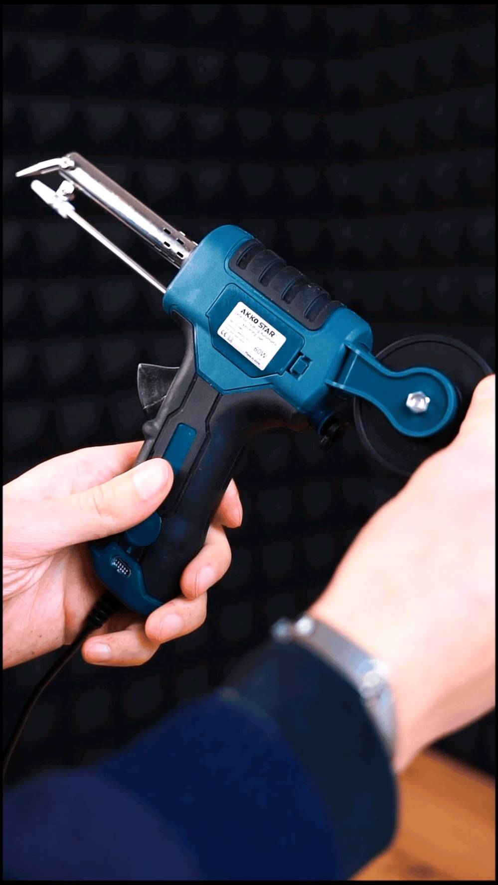 كاوية لحيم كهربائية ماركة Akko Star، تعمل بقدرة 60 واط. الكاوية تتميز بتصميم مريح للاستخدام بيد واحدة، وتتوفر مع بكرة سهلة التغيير. مثالية لأعمال اللحيم الاحترافية والدقيقة.