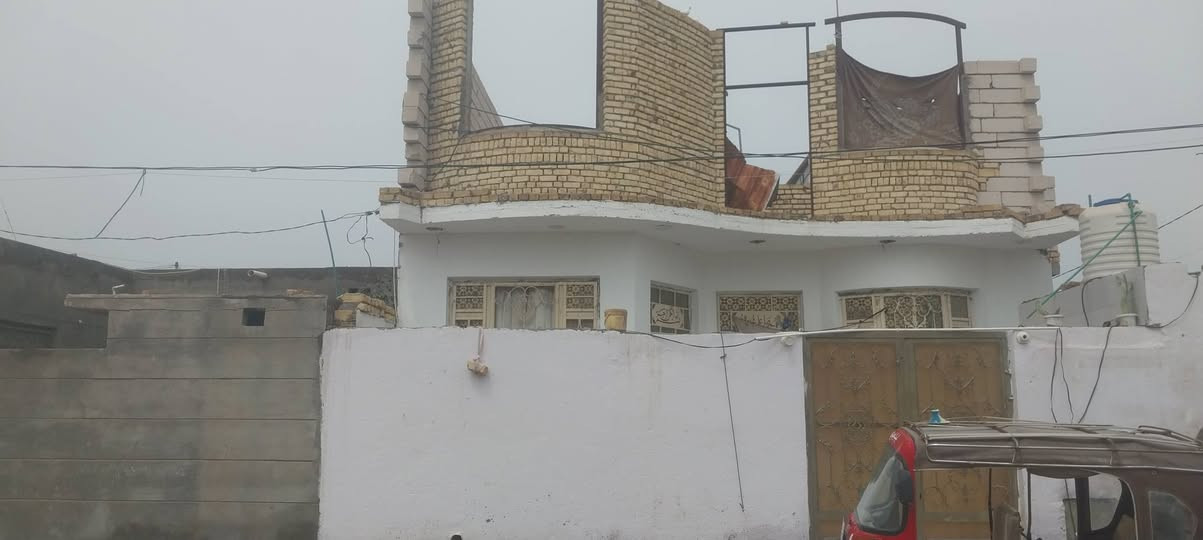 بيت للبيع بناء حديث
طابقين 
الأول كامل رباط وكونكريت والثاني واصل للسكف 
باقي التفاصيل عل خاص 
سوق الشيوخ / الدجين ٢
***********واتساب مفتوح
