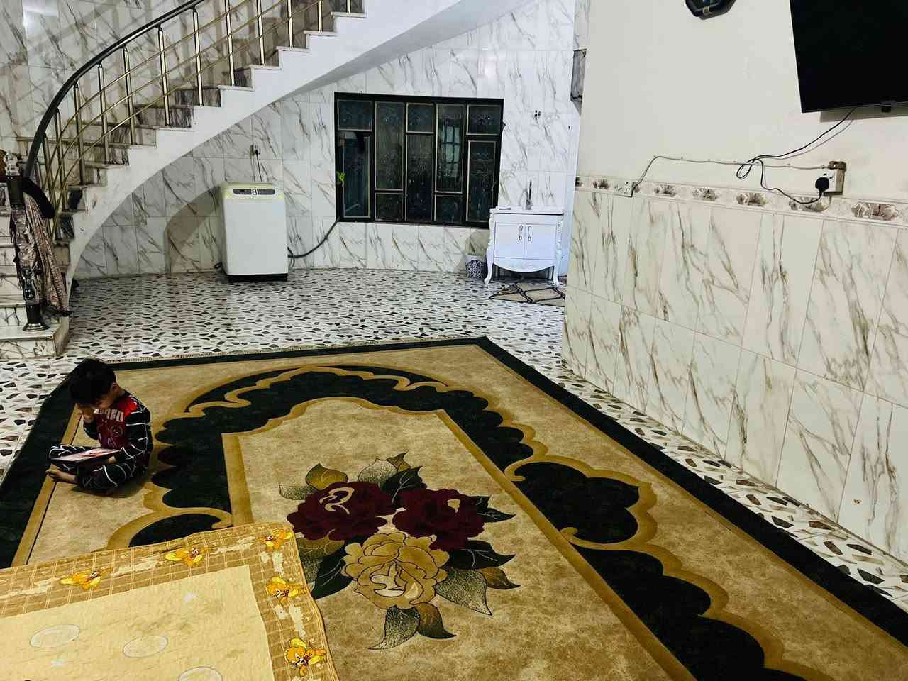 بيت للبيع طابو صرف بلاكرمين عل شارع العام 225 متر بي محلات ثنين تجاري يحتوي على طابقين الطابق الاول غرفه وصحيات وكليدور واستقبال ومطبخ ومناور والطابق الثاني 3 غرف نوم وكليدور وصحيات بلاكرمين نفس الشارع مال الوارث *********** للاستفسار لاتصال عله هذه الرقم
