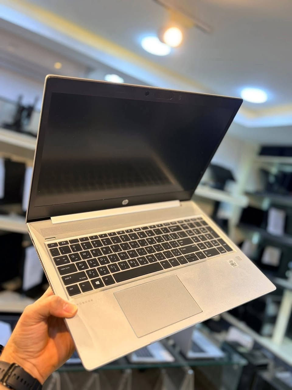 لابتوب سلم قوي hp 450 g7 / كارت شاشة خارجي 🔥

🔷 المعالج كور i7 من الجيل العاشر 

🔷 الرام 8 كيكا DDR4 

🔷 الهارد 256 كيكا نو - ssd بالاضافة الى 1 تيرا hdd

🔷 كارتين شاشة:

الأول كارت داخلي: أحدث نوع (ألترا أتش دي - UHD) حجم 4 كيكا

الثاني كارت #خارجي: NVIDIA GeForce MX240 حجم 2 كيكا

🔷 الشاشة 15.6 إنج Full HD (تشبع لوني رائع)

🔷 كيبورد (عربي انكليزي اصل)

🔷 بطارية ليثيوم توفر 3 ساعات فما فوق مع الكارتون الاصلي

#المنافذ

منفذ الطاقة 

3 منافذ USB A 

منفذ HDMI

منفذ 3.5 للسماعات 

منفذ SD CARD

منفذ ايثرنت 

منفذ تايب سي ( ثندربولت )

مع الشاحن الاصلي

#السعر 500 ألف 

(توصيل #متوفر بكل العراق)


**إذا كنت صاحب هذا الإعلان وتريد حذفه لأي سبب، رجاءا أرسل رسالة إلى الدعم الفني**