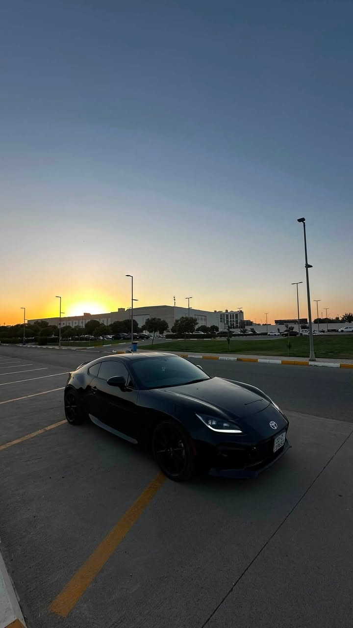 للبيع او المراوس سلام عليكم شباب..
للبيع الوحش الياباني الرياضي Toyota GR86 Premium موديل 2024، فئة البرميوم (أعلى مواصفات بالشركة)، سيارة مميزة جداً بالأداء والمظهر وجاهزة للاستخدام مباشرة.
مواصفات السيارة:
 المحرك: 2.4L بقوة 228 حصان (تنفس طبيعي).
 ناقل الحركة: أوتوماتيك (كير أوتوماتيك مع شفتات بالستيرن Paddle Shifters للمتعة الرياضية).
 الدفع: خلفي (RWD) مع نظام Torsen® محدود الانزلاق للثبات والمنعطفات.
 الممشى: 30 ألف كيلومتر فقط.
 المظهر الخارجي والداخلية:
 ويل 18 بوصة بلون أسود مطفي (Matte Black) الأصلي الخاص بفئة البرميوم.
 سبويلر خلفي رياضي (Duckbill) مدمج بلون السيارة.
 إضاءة LED أمامية تفاعلية بالكامل (Adaptive Headlights).
 كراسي رياضية هاف جلد وخامة (Alcantara) دبل لون مع تدفئة وتبريد الكراسي.
 شاشة رئيسية قياس 8 إنش تدعم Apple CarPlay و Android Auto مع نظام صوتي مطور (8 سماعات).
 كاميرا خلفية وحساسات أصلية.
وضعية الحوادث والضرر (بمنتهى الشفافية):
 البنيد: راجع بارد فقط (بدون صبغ).
 باب السايق: صار بيها حادث هنا بالعراق وتم تبديل الباب بالكامل (تبديل باب وكالة ومطابق بدون أي فروقات أو عيوب).
 الشواصي والارباقات وكالة وسليمة 100%، والسيارة جاهزة من كل النواحي وما تحتاج أي مصاريف.

ملاحظة:
السيارة مظللة ومطلع بيها سنوية والتظليل لمدة سنة و٨٠ بالمية العتم مالته 

رقم الشاصي: JF1ZNBE19R8758297++ صور حادث الباب موجودة بالمنشور

التفاصيل والاتصال:
 مكان السيارة: بغداد، العامرية.
 السعر المطلـوب: 195 وبيها مجال بسيط
 للتواصل والاستفسار: [***********]  موجود اتصاال + واتساب فقطط
