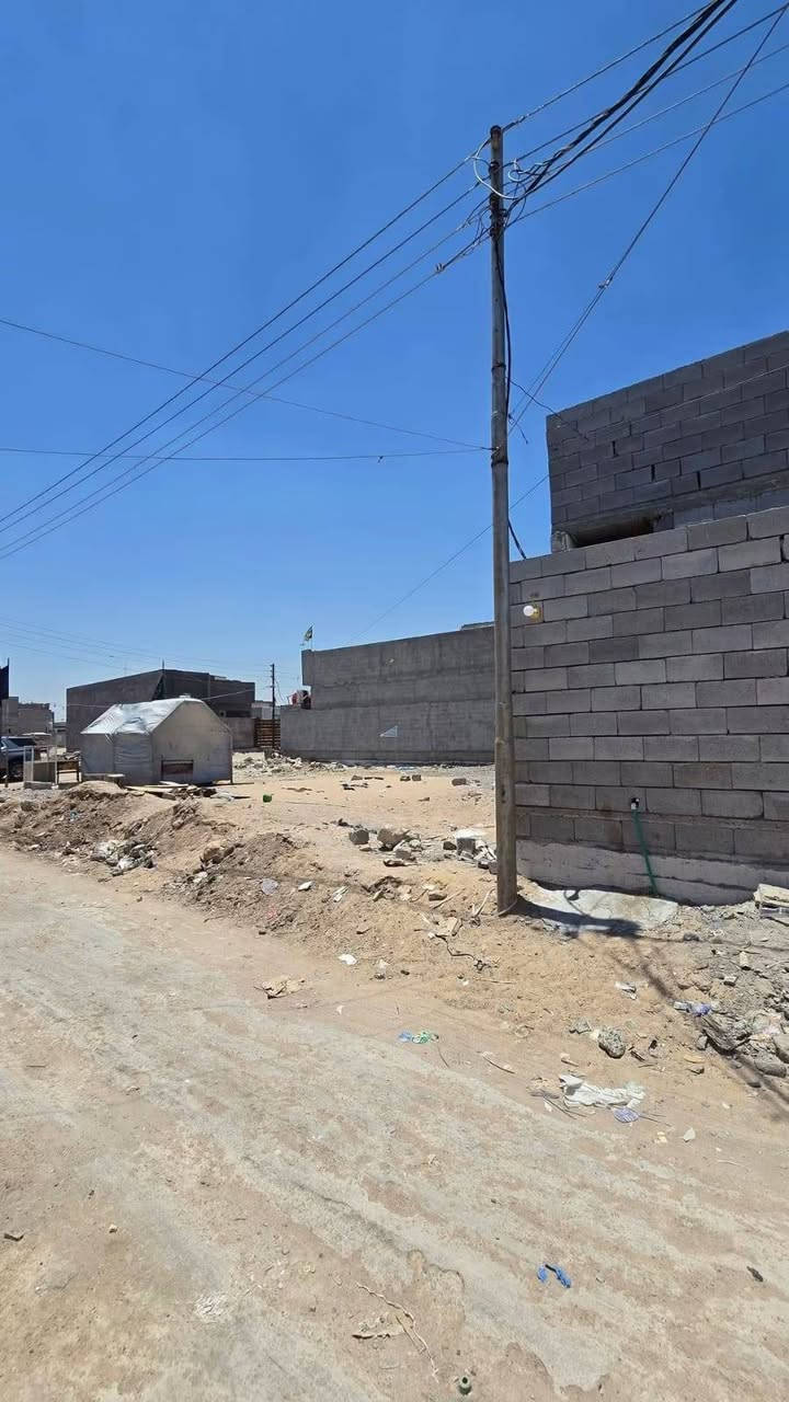 يتوفر الدينا بيت للبيع في ابي الخصيب حمدان قريب من شارع مركز حمدان وقف سني ثاني يوم يسجل مساحة البيت 100 م مربع 10في10 يحتوي على 2غرف منام وصاله مطبخ وكراج وصحيات سعر البيت 33مليون أو وقابل اللتفاوض إلا ستفسار رقم الهاتف *********** بيت جاهز للسكن منطقة متكاملة جميع الخدمات
