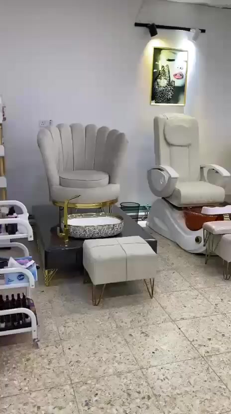 للبيع غراض صالون كامل مع جميع ملحقاته
للتواصل خاص او واتساب *********** 
البيع كامل فقط يعني شلعه وحده مابيع مفرد
