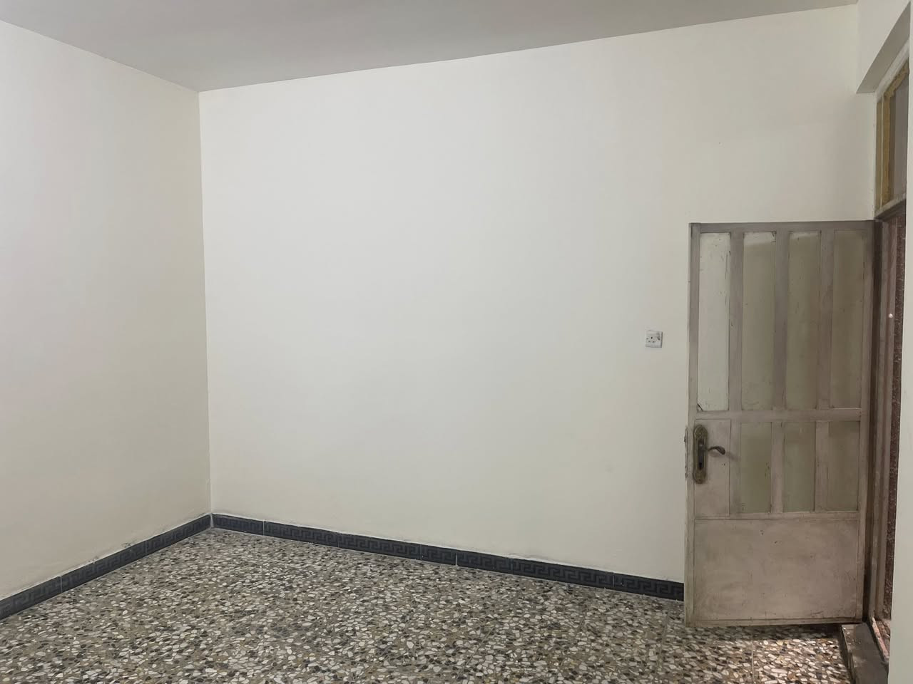 من رخصة الادمن
بيت للإيجار مساحة 125 م البلديات المضمار شارع الحشد 

استقبال مطبخ صالة كبيرة غرفة نوم حمام للاستفسار الاتصال أو واتساب ***********
