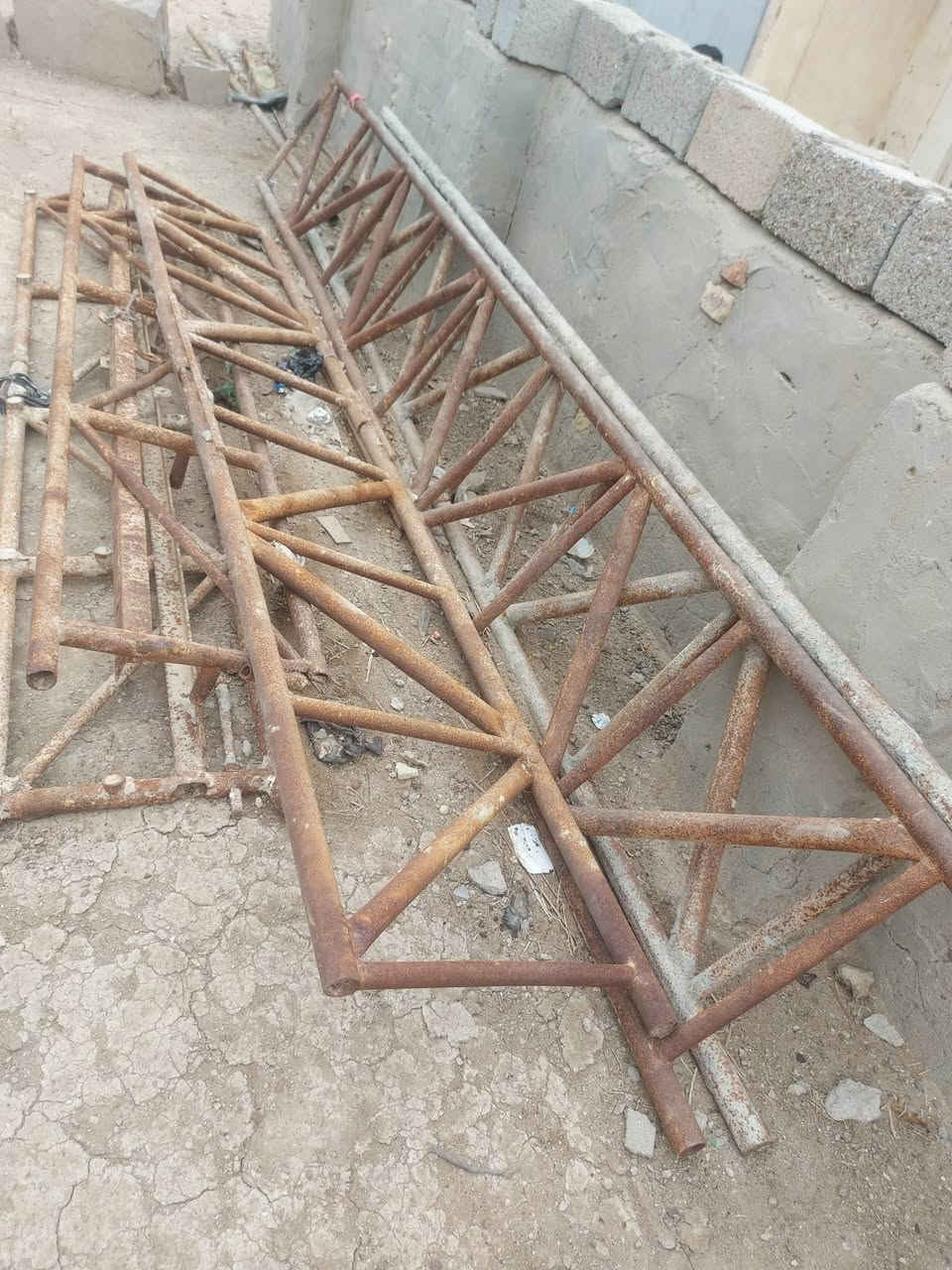 5حدايد مشبج زائد جينكو الثقيل  زائد اعمده خشب نضيفه ***********
