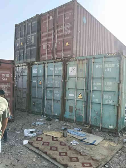 سلام عليكم حاويات 12 متر نضيفه سعر 25 ورقه مكان بغداد ***********
